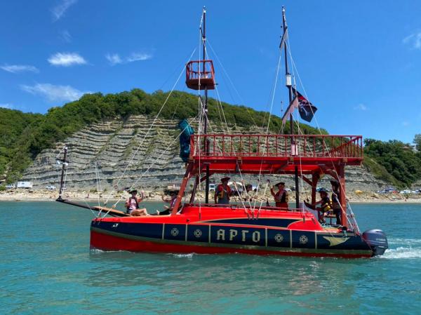 Катамаран Кайман-800, пиратский